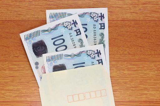 茶封筒に入れた千円札 茶封筒に入れた千円札 茶封筒,封筒,クラフト封筒の写真素材