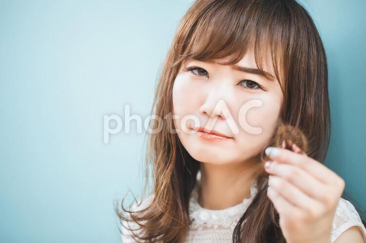 ダメージヘアを触る女性 ダメージヘア,枝毛,切れ毛の写真素材