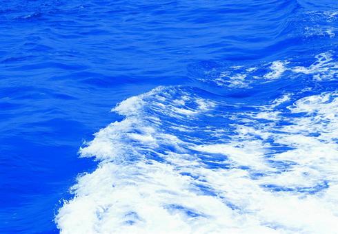 海 波打ち際 青 白 夏のイメージ画像 海,波,水の写真素材