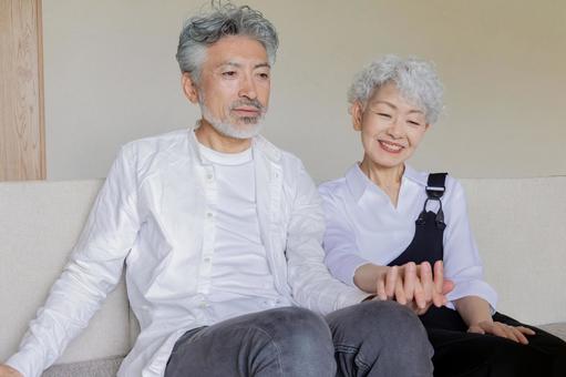 手を繋ぐ仲良しシニアカップル シニア,夫婦,手の写真素材