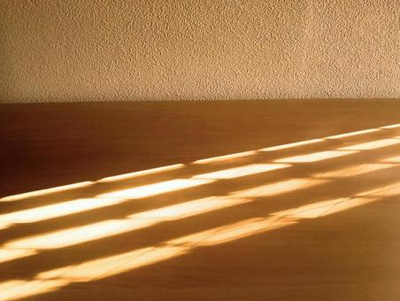 夕方の光とブラインドの影 夕方,夕陽,光の写真素材