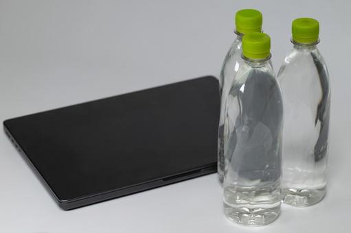 ノートPCと水ボトルによる休憩 ノートパソコン,水,仕事の写真素材