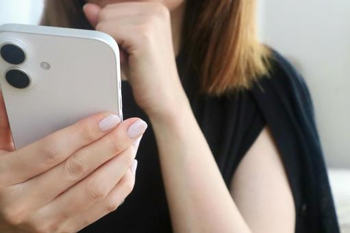 スマホを持つ女性 スマホ,女性,考えるの写真素材