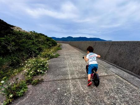 <素材>夏の日に自転車で遊ぶ男の子 <素材>夏の日に自転車で遊ぶ男の子 子供,キックバイク,自転車の写真素材