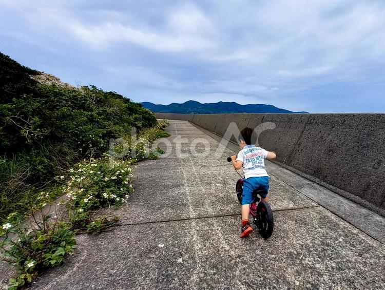 ＜素材＞夏の日に自転車で遊ぶ男の子 子供,キックバイク,自転車の写真素材