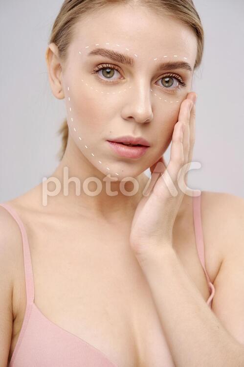 顔に美容整形の目印線のある下着姿の女性 美容整形,女性,外国人の写真素材