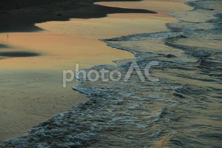 夕暮れの波打ち際 波打ち際,夕暮れ,海岸の写真素材