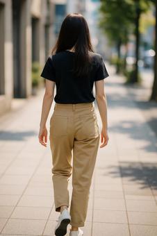 街角を歩く女性の後ろ姿 街角を歩く女性の後ろ姿の写真