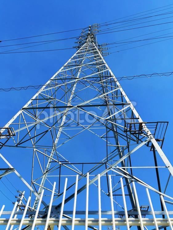 見上げる鉄塔と青空 鉄塔,送電線,電線の写真素材