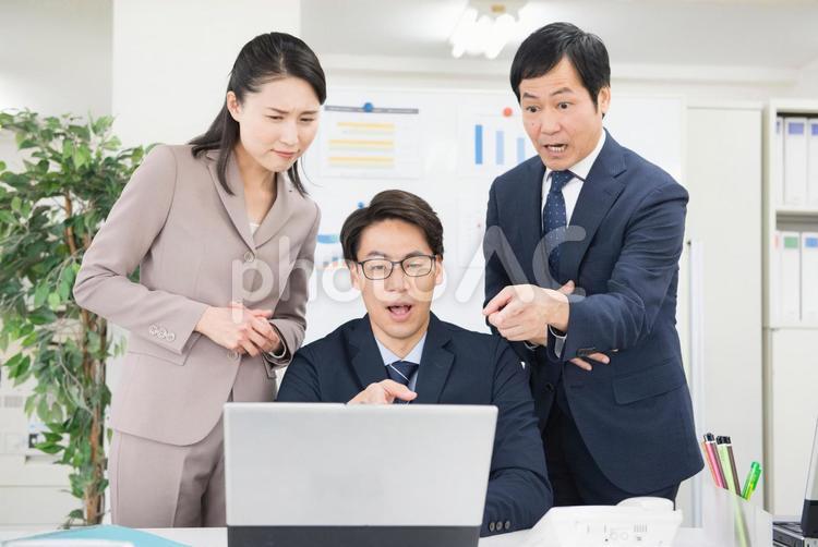 オフィスでの風景57 ビジネス,会社員,男性の写真素材