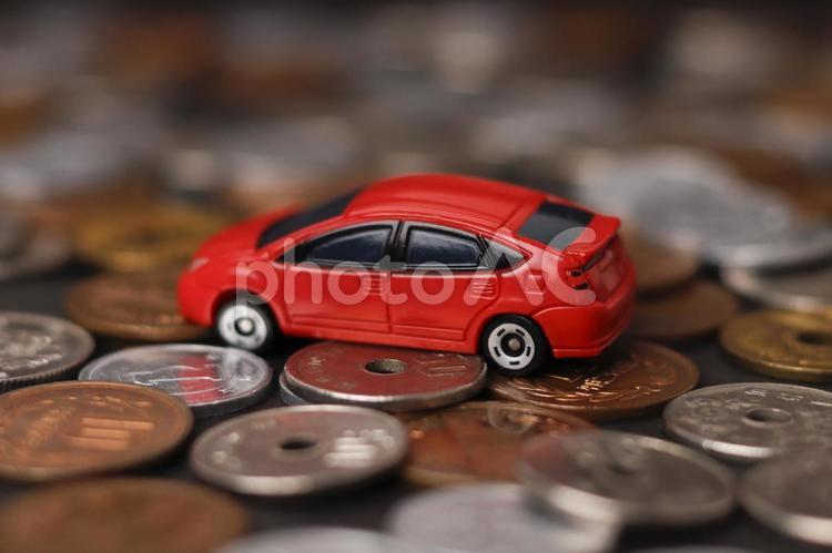 赤い車とお金 車,自動車,自動車ローンの写真素材