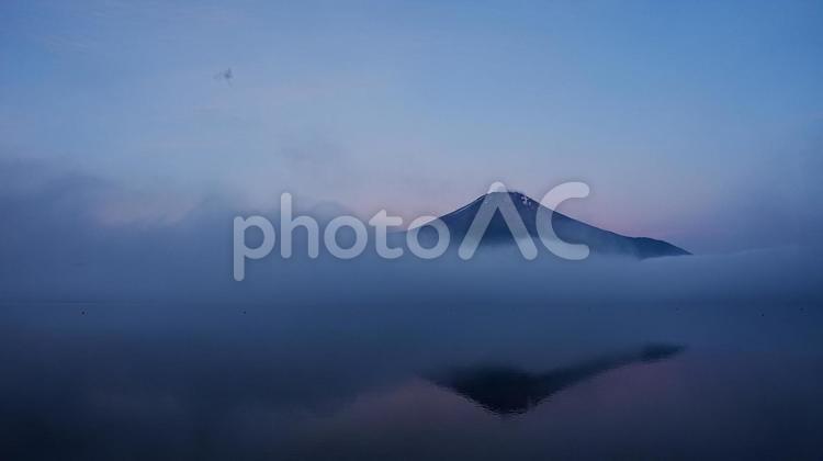 山中湖と富士山と逆さ富士 富士山,湖,河口湖の写真素材