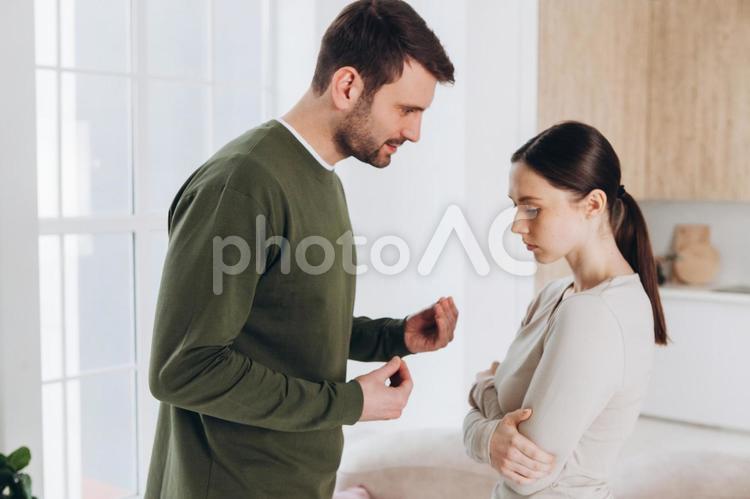 怒って喧嘩する男性と腕を組む女性 カップル,夫婦,対立の写真素材