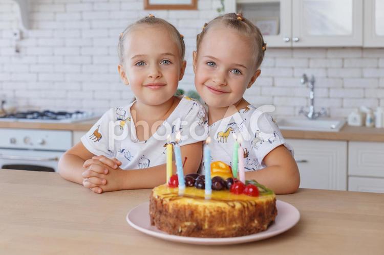 バースデーケーキと双子の女の子 双子,姉妹,女の子の写真素材