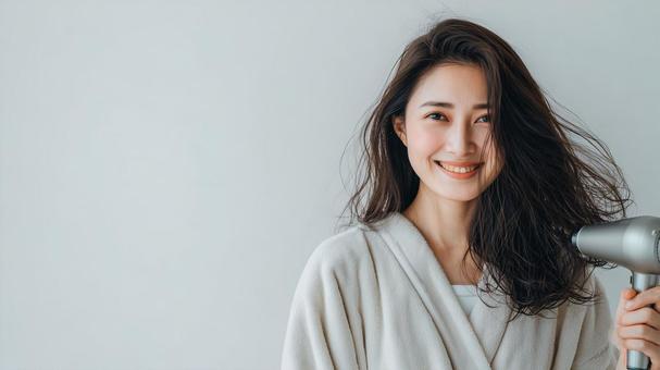 日本人女性のヘアドライシーンの写真