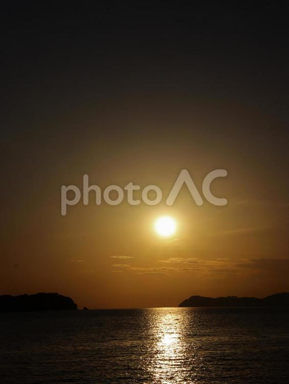 夕日と島のシルエット 夕暮れ,夕焼け,夕日の写真素材
