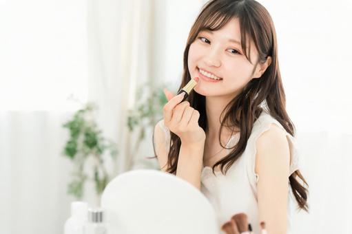 口紅,リップ,グロスを塗る笑顔の女性 口紅,リップ,グロスを塗る笑顔の女性 口紅,メイク,唇の写真素材