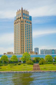 高層ビルと水辺の風景 高層ビルと水辺の風景 高層ビル,水辺,公園の写真素材