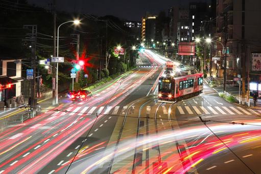 都電荒川線が交差する夜の交差点 夜景,路面電車,都電荒川線の写真素材