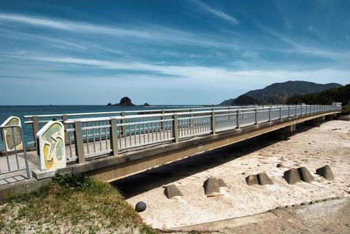 砂浜に架かる海沿いの遊歩道 砂浜に架かる海沿いの遊歩道 海,砂浜,遊歩道の写真素材