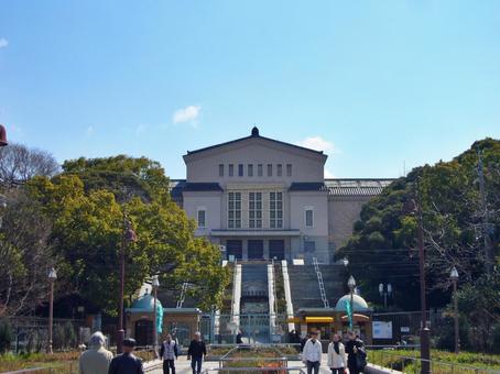 In the connecting passage in front of the Osaka Municipal Museum of Fine Arts, JPG In the connecting passage in front of the Osaka Municipal Museum of Fine Arts, JPG