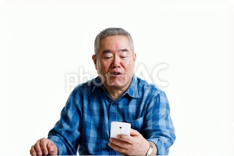 高齢者男性とスマートフォン おじいさん,スマホ,高齢者の写真素材