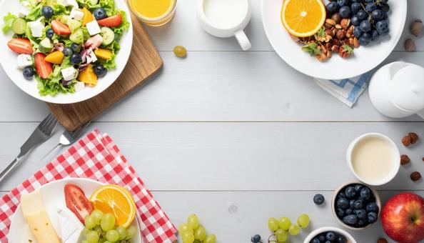 サラダと果物とパンの写真