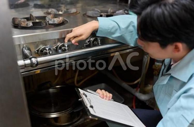 飲食店のガスコンロを確認する男性 飲食店,ガス,コンロの写真素材