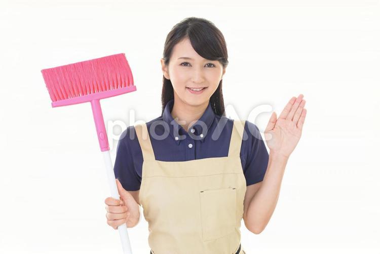 ほうきを持って案内する女性 仕事,主婦,ママの写真素材