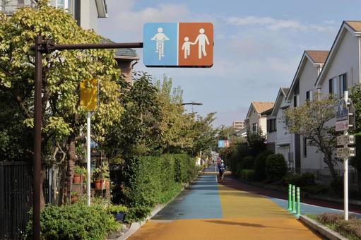 自転車道と歩道分離の府中市の街並み 府中市,府中,街並みの写真素材