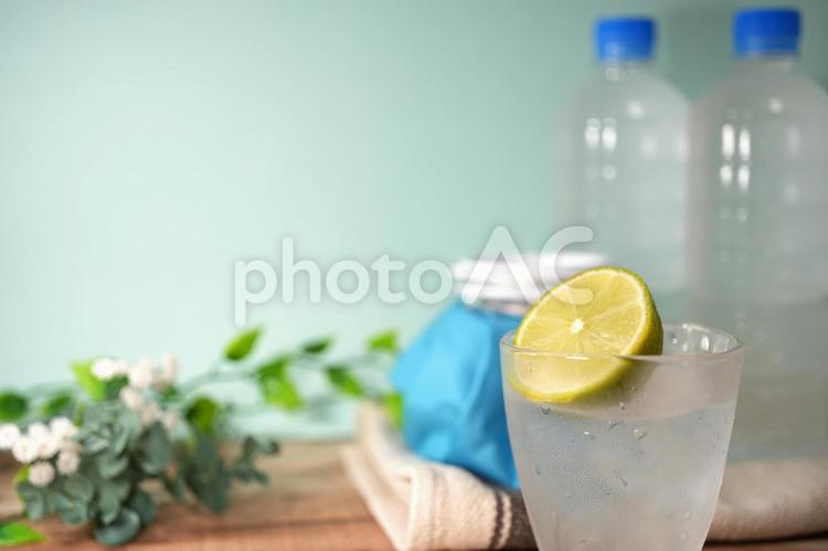 ペットボトルの水とライムウォーターと氷嚢 熱中症対策,熱中症,水分補給の写真素材
