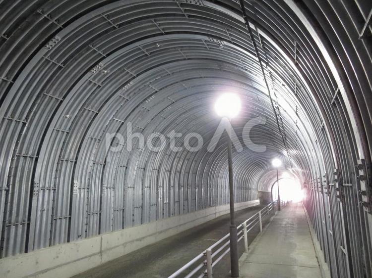 金属プレートで補強された岩瀬隧道の内部 トンネル,内部,道の写真素材