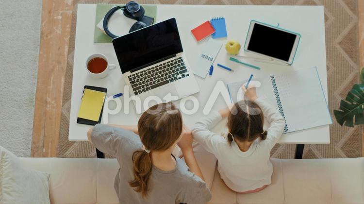宿題をする女の子に教える女性 親子,女の子,女性の写真素材