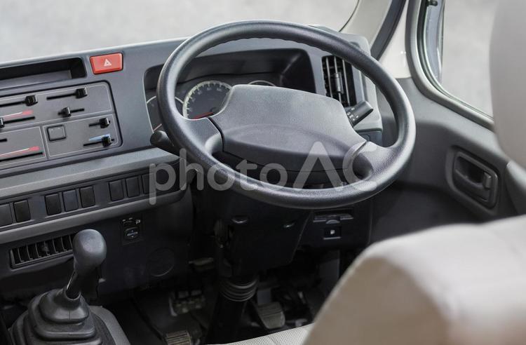 日本車のマイクロバスの運転席の画像 バス,スクールバス,ハンドルの写真素材