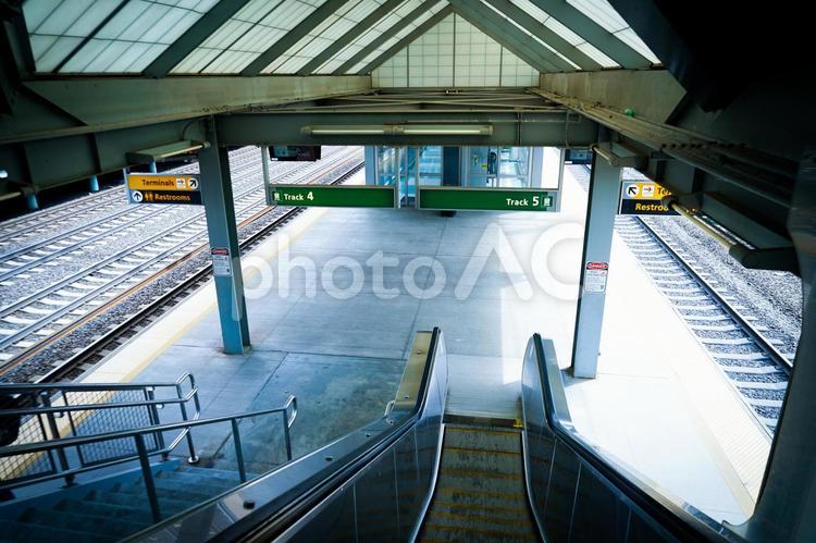 駅のホームと案内板 駅,エスカレーター,線路の写真素材