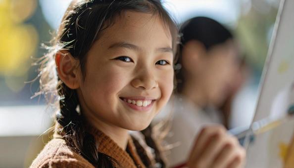 ペインティング中の日本人の子どもの笑顔の写真