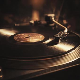 ターンテーブルで回るレコード ターンテーブルで回るレコードの写真