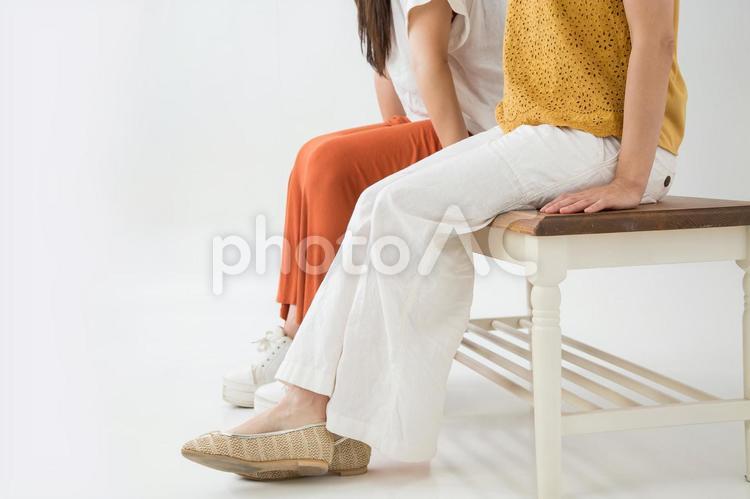 ベンチに座る2人 女友達,語る,友情の写真素材
