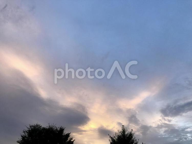 空の神秘〜夏の夕空（夜空） 空,神秘,夕焼けの写真素材