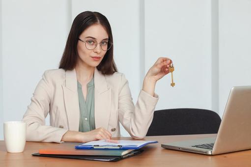 鍵を手に持つ女性 保険業,事務職,接客業の写真素材