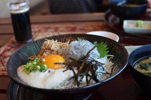 生しらす丼 生しらす丼の写真