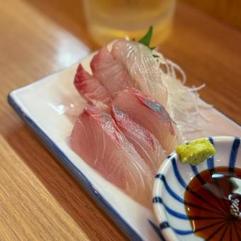 カンパチの刺身(正方形) カンパチの刺身(正方形)の写真