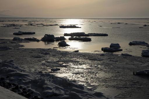 薄氷が光る流氷の海 薄氷が光る流氷の海 夕陽,流氷,知床の写真素材