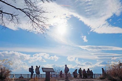 展望台でひと時を過ごす登山客 展望台でひと時を過ごす登山客の写真