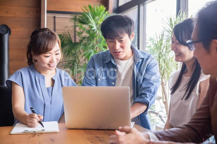 カジュアルな会社のスタッフミーティング 会議,ミーティング,会社の写真素材