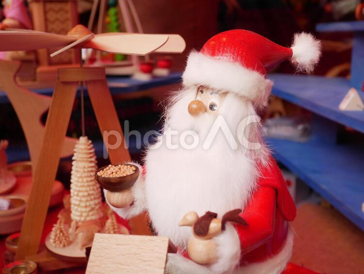 ドイツ　クリスマスマーケット　サンタクロースのおもちゃ クリスマスマーケット,サンタクロース,民芸品の写真素材