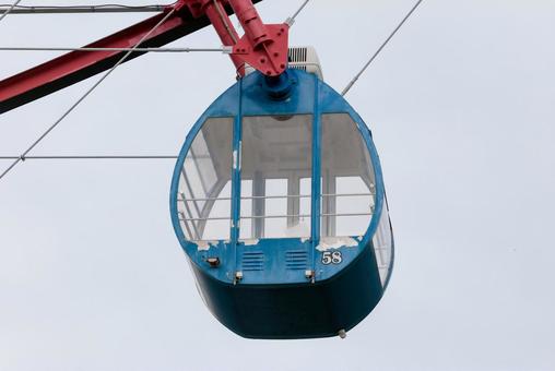 青いゴンドラ58番 ゴンドラ,58号車,ロープウェイの写真素材