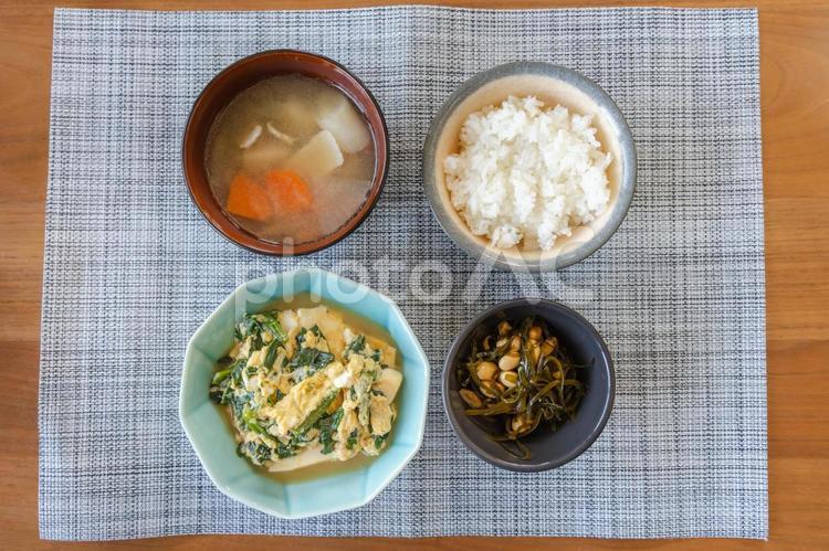 味噌汁と卵とじの和風朝ごはん 和食,ごはん,味噌汁の写真素材