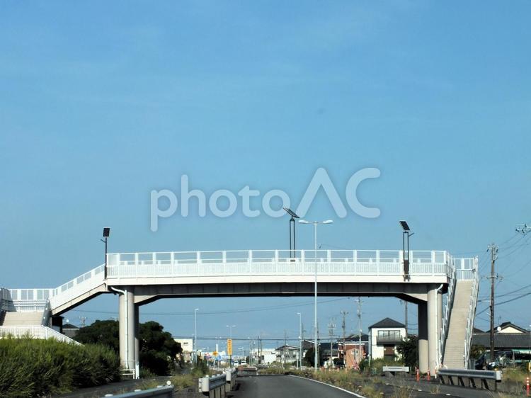 横断歩道橋はソーラ―システム完備　避難塔 横断歩道橋,陸橋,立体交差の写真素材