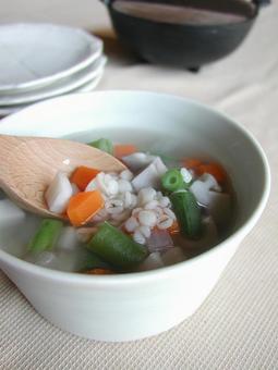 押し麦と根菜のほっくりスープ縦 押し麦と根菜のほっくりスープ縦の写真
